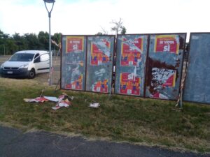 manifesti referendum strappati